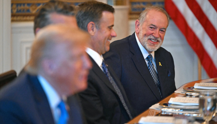 O embaixador dos EUA em Israel, Mike Huckabee (à direita), sorri enquanto o presidente dos EUA, ...