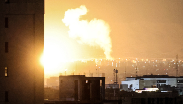 Fumaça e fogo se elevam do local de ataques aéreos em uma área central da capital iraniana, Te...