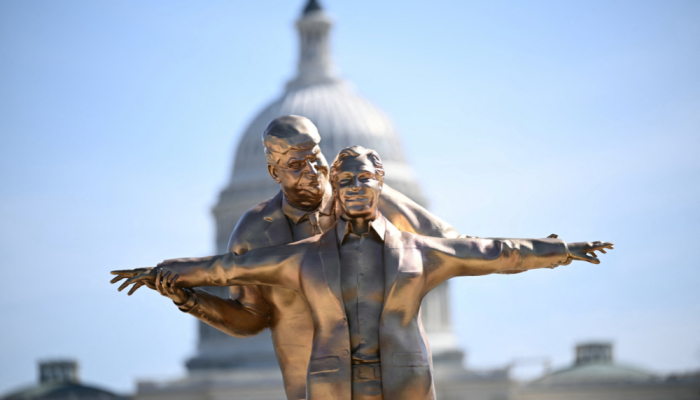 Uma estátua do presidente dos EUA, Donald Trump, e do falecido criminoso sexual condenado, Jeffr...