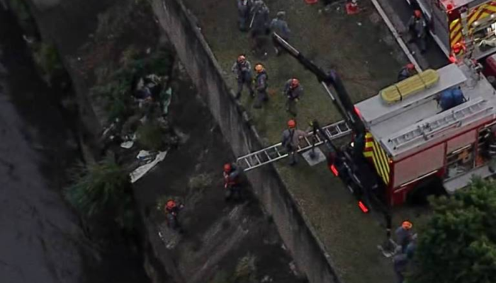 Equipes do Corpo de Bombeiros realizam, no início da manhã, uma operação para retirar o veíc...
