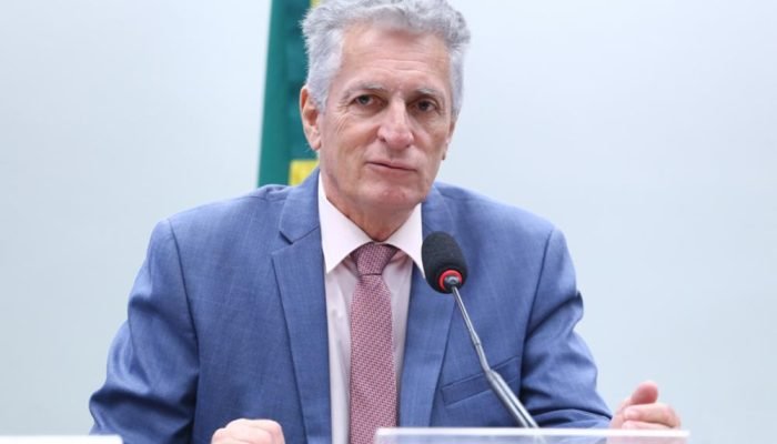 Deputado Rogério Correia (PT) publicou uma imagem claramente adulterada pela Inteligência Artif...