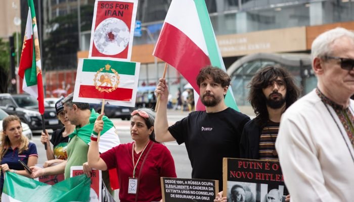 Refugiados iranianos no Brasil protestam na Avenida Paulista contra o regime islâmico e acompanh...