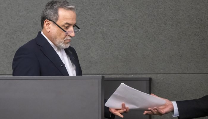 O ministro das Relações Exteriores do Irã, Abbas Araghchi, disse que o regime não estabeleceu...