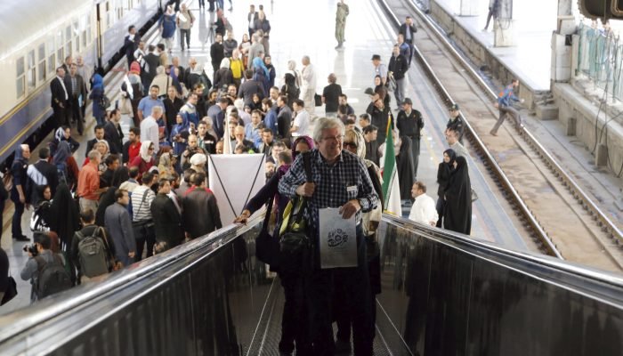 Passageiros em estação de trem em Teerã, capital iraniana (Foto: ABEDIN TAHERKENAREH/EFE/EPA)
