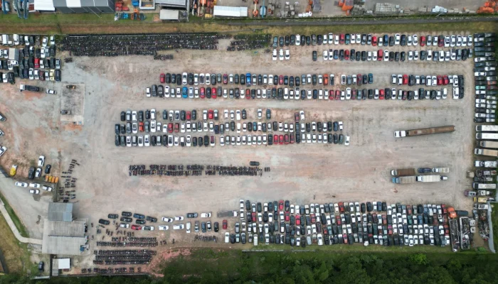 Ofertas a preços acessíveis entre motos e automóveis em condições de circular pelas ruas com...