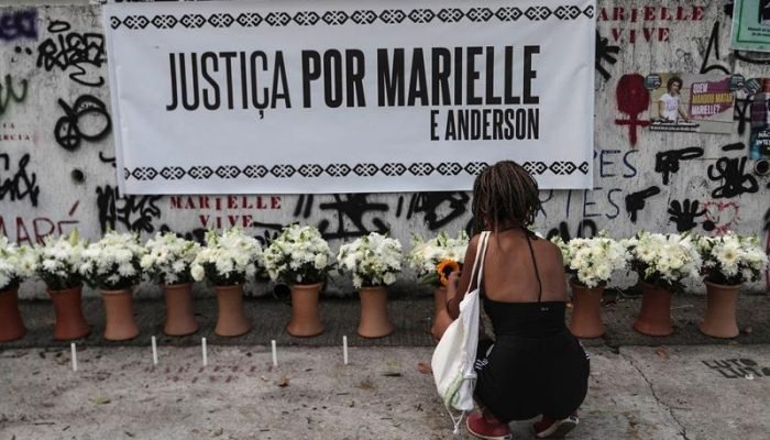 Faixa estendida escrito 'Justiça por Marielle e Anderson'