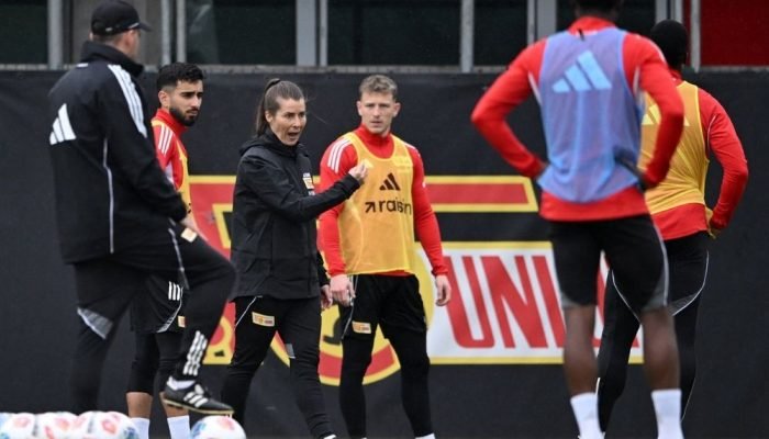 Nova treinadora alemã do Union Berlin, Marie-Louise Eta (C), gesticula enquanto conversa com as ...