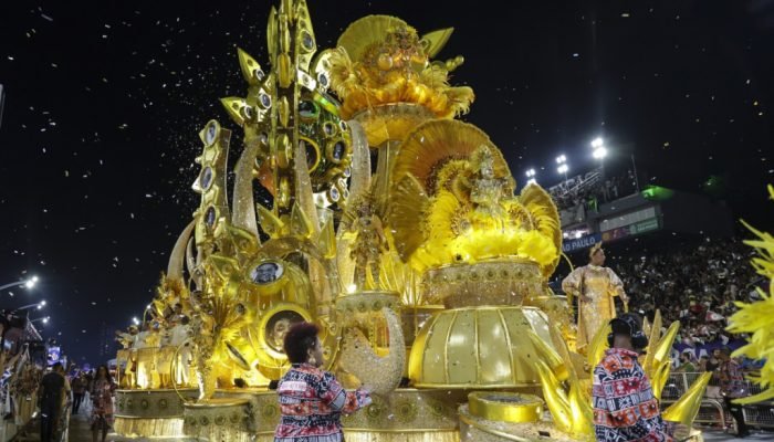 Campeã do Carnaval de São Paulo neste ano, a Mocidade Alegre pisa novamente no Sambódromo às ...