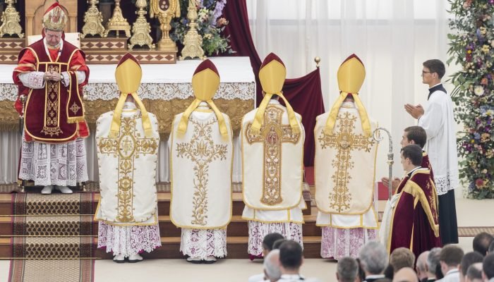 O bispo Alfonso de Galarreta (à esquerda, de casula vermelha) preside a ordenação episcopal de...
