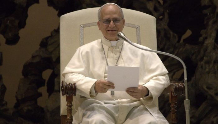 Papa Leão XIV sentado, enquanto cita as qualidades que os diplomatas da Igreja devem ter. (Foto:...