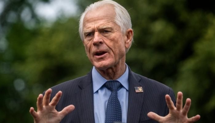 Tribunal mantém condenação de ex-conselheiro de Trump por desacato ao Congresso Photo by Jim W...