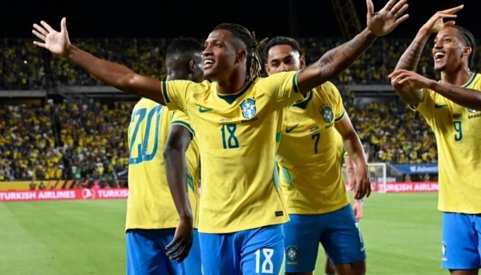 Danilo, do Brasil, comemora o seu gol na partida amistosa contra a Croácia realizada no Camping ...