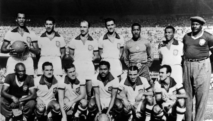 A seleção brasileira de futebol posa para foto antes de sua partida de abertura da Copa do Mund...