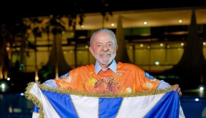 Lula posa com bandeira da Acadêmicos de Niteroi
