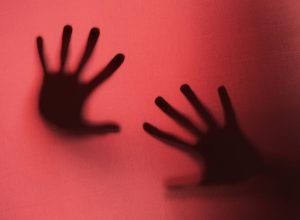 silhuetas-de-maos-aterrorizantes-no-estudio