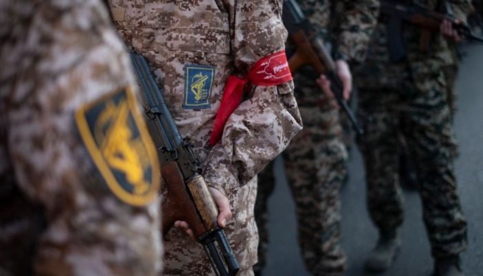 Integrantes armados do Corpo da Guarda Revolucionária Islâmica do Irã  • Morteza Nikoubazl/...