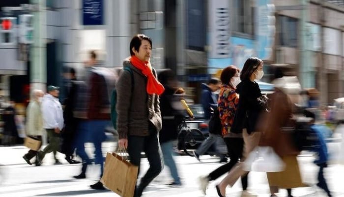 Pessoas caminham em distrito comercial de Tóquio  • 19/03/2024 REUTERS/Kim Kyung-Hoon