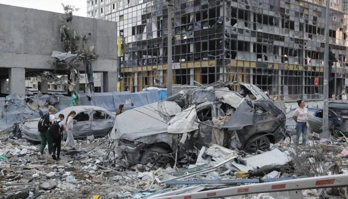Destruição em Kiev, capital da Ucrânia, após os ataques desta segunda-feira (6) (Foto: SERGEY...