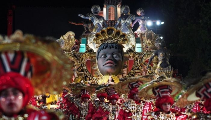 União de Maricá foi a sexta escola a cruzar a Sapucaí na segunda noite de desfiles da Série O...