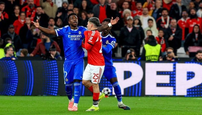 Prestianni, argentino do Benfica, cobre a boca com a camisa ao discutir com Vini Jr., que o acuso...