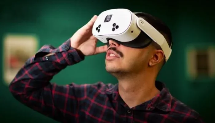meio de óculos de realidade virtual, visitantes podem fazer uma imersão na exposição “O cin...
